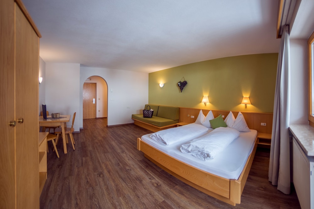 Basic Apartment, 1 Queen Bed with Sofa bed, Kitchenette (cleaning fee 60€) photo 1