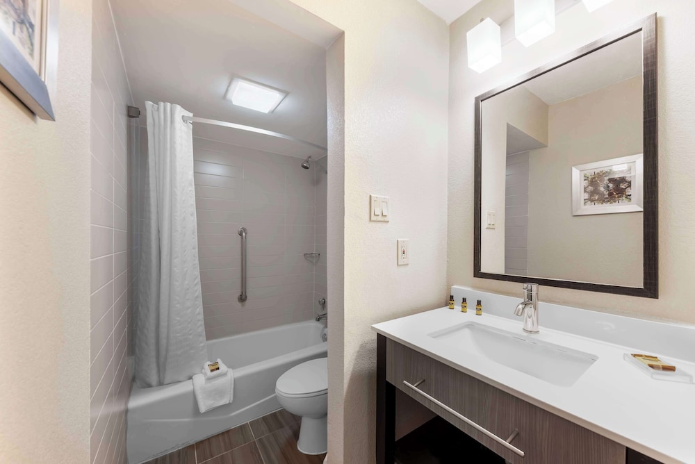 Deluxe Room, 1 King Bed, Non Smoking (Oversized Room) - Photo 4