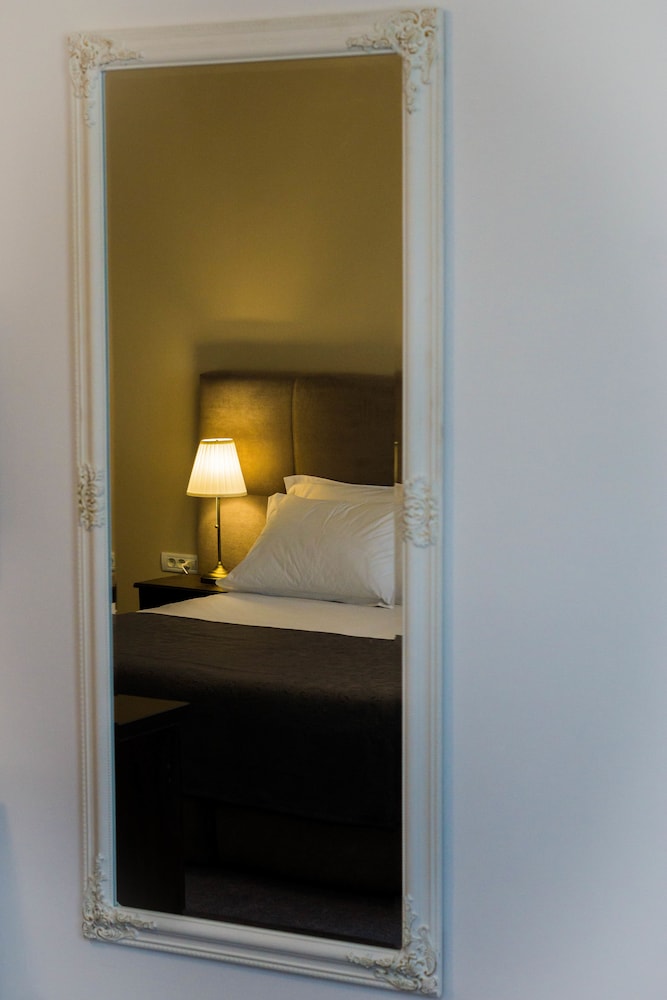 Superior Studio Suite, 1 King Bed with Sofa bed, Garden View photo 2