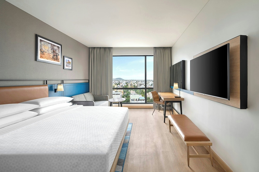 Premium Room, 1 King Bed, City View