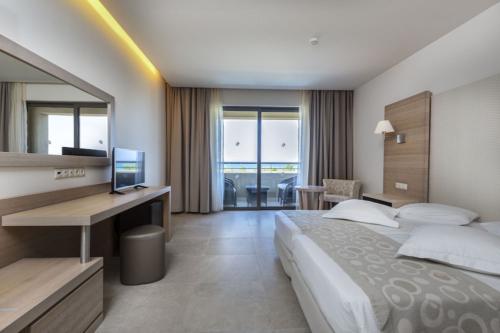 Maisonette Suite Sea Front with Sharing Pool - Photo 24