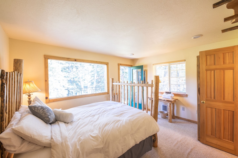 Deluxe Room, 2 Queen Beds, Non Smoking, Balcony (Downstairs Private Bath) photo 1