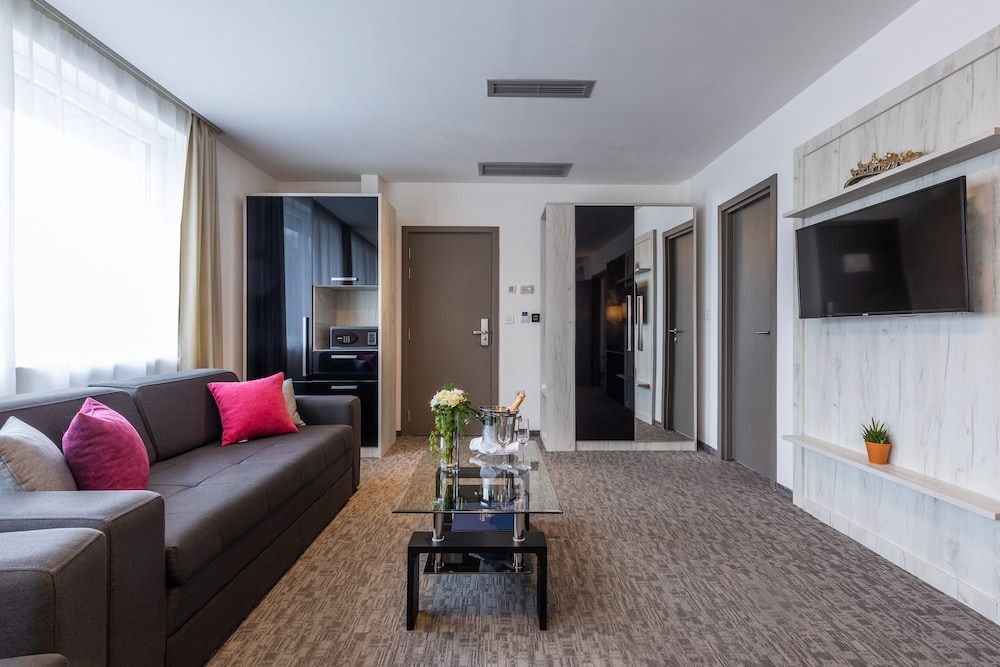 Deluxe Suite - Photo 7