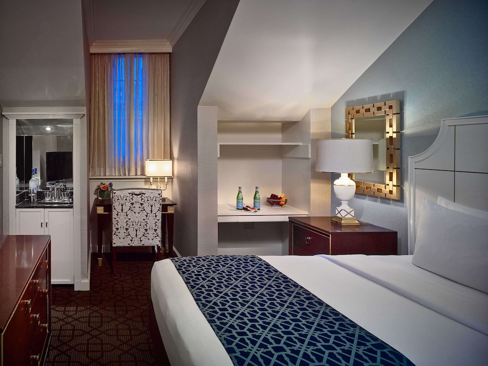 Deluxe Room, 1 King Bed, Accessible (Hearing) - Photo 4