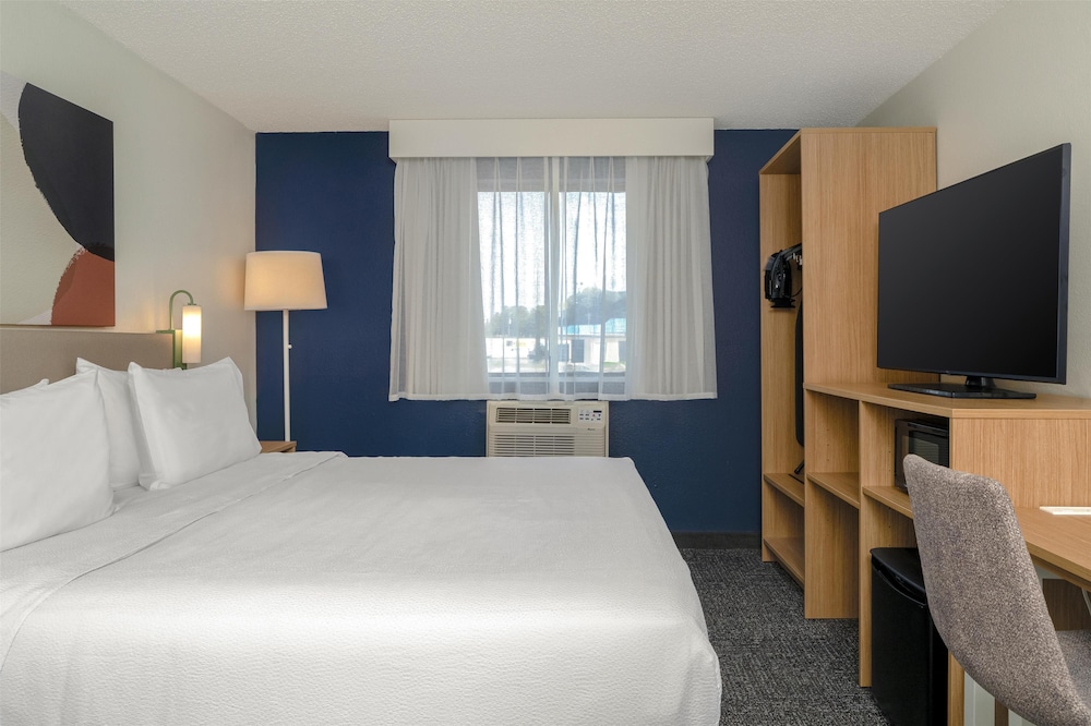 Room, 1 King Bed, Accessible (Mobility & Hearing, Roll-in Shower) photo 2