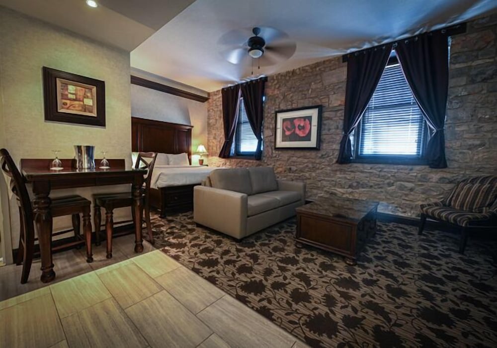 Romantic Suite, Jetted Tub photo 3