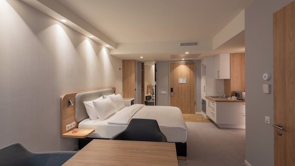 Suite, 1 Queen Bed with Sofa bed - Photo 14