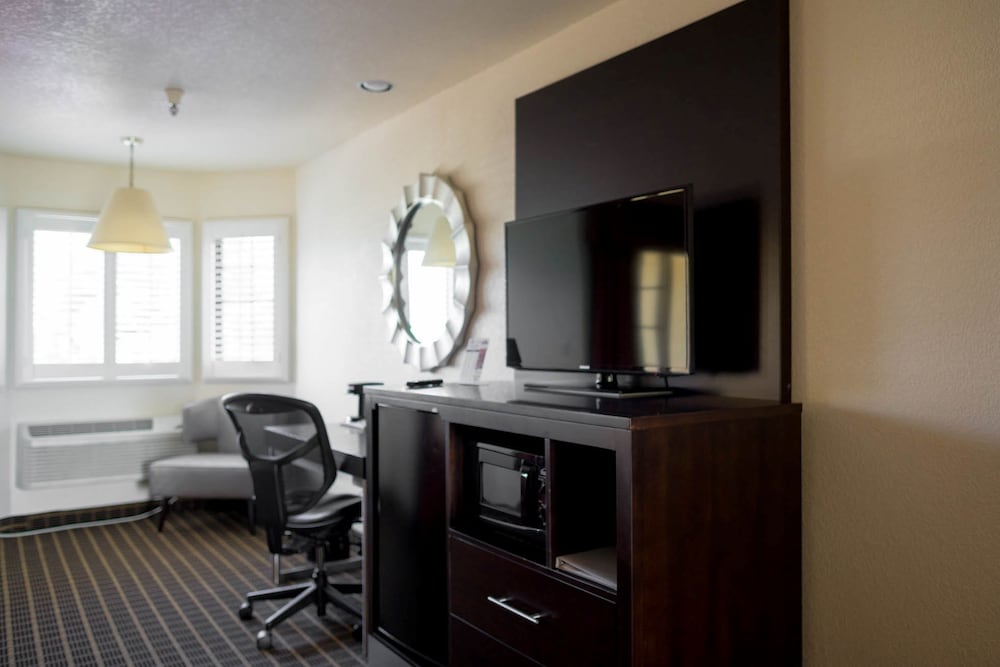 Deluxe Room, 2 Queen Beds, Refrigerator & Microwave photo 2