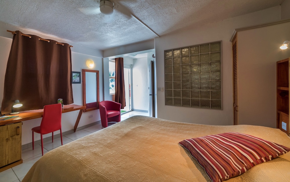 Comfort Room, 1 Queen Bed, Sea View, Poolside