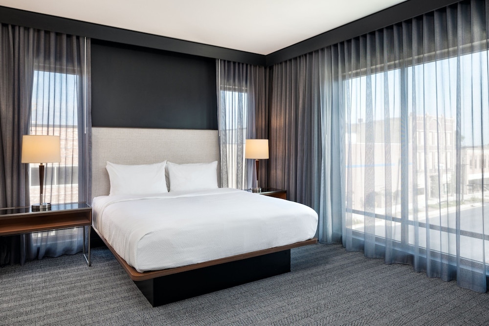 Suite, 1 King Bed - Photo 1