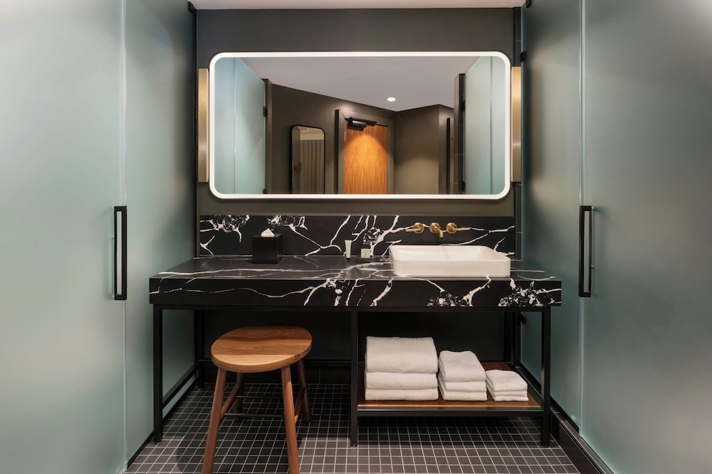 Studio Suite, 1 King Bed, Tower - Photo 3