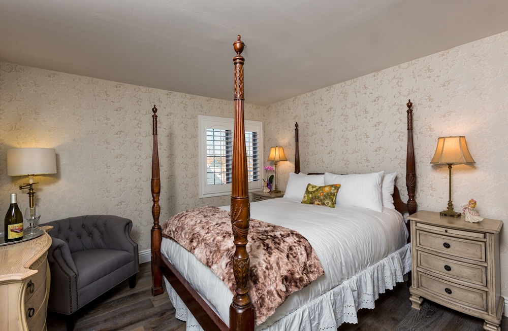 Double Room (Room 10 - DELUXE QUEEN)