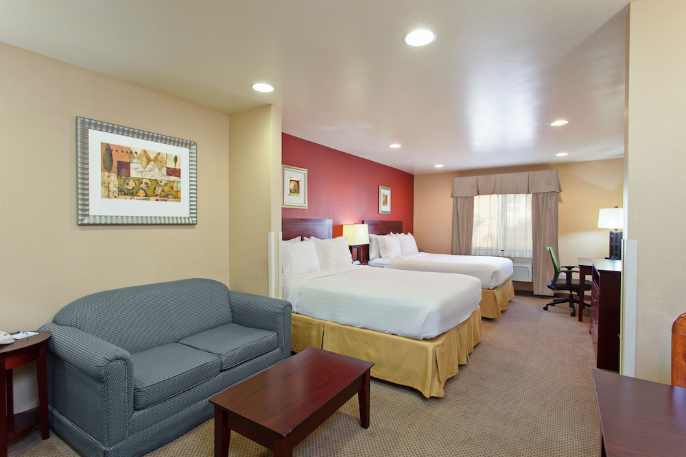 Suite, 2 Queen Beds - Photo 1
