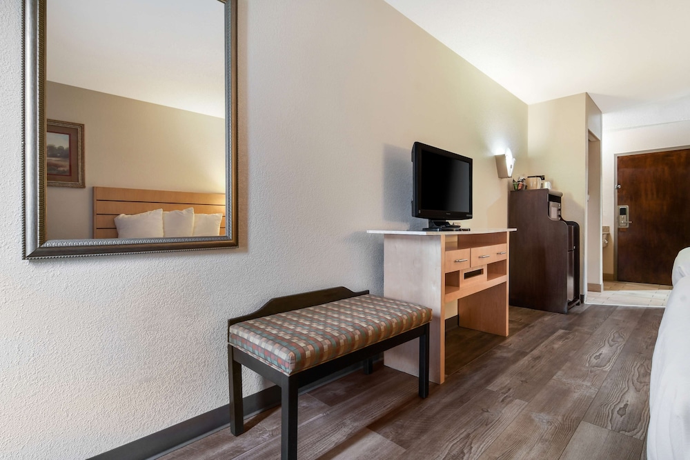 Standard Room, 2 Queen Beds, Non Smoking, Refrigerator & Microwave - Photo 4