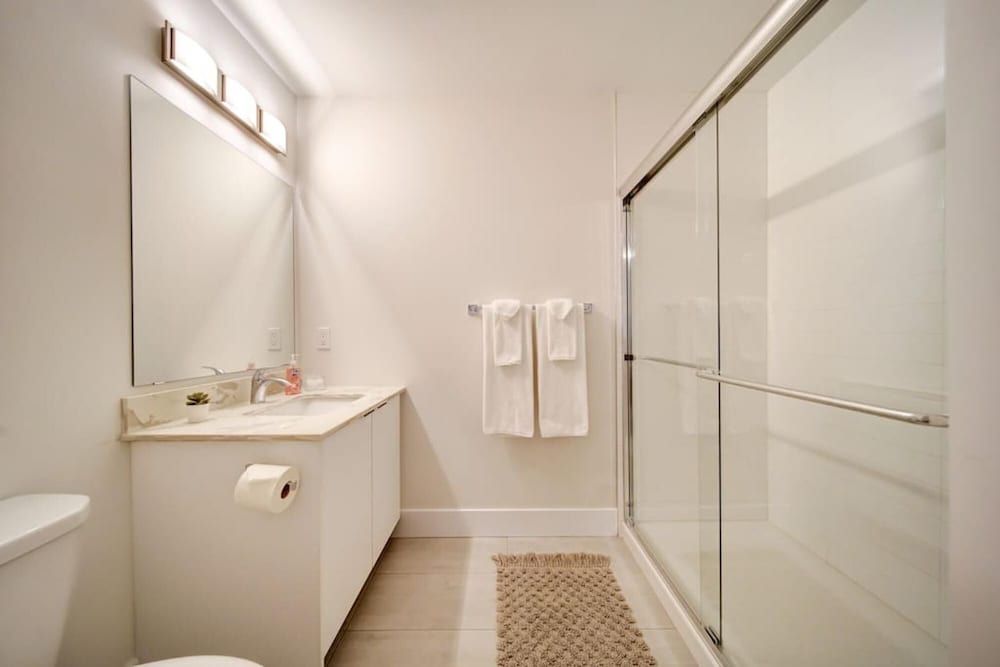 Stylish Modern Condo w Parking Location Coffee, Foto 5