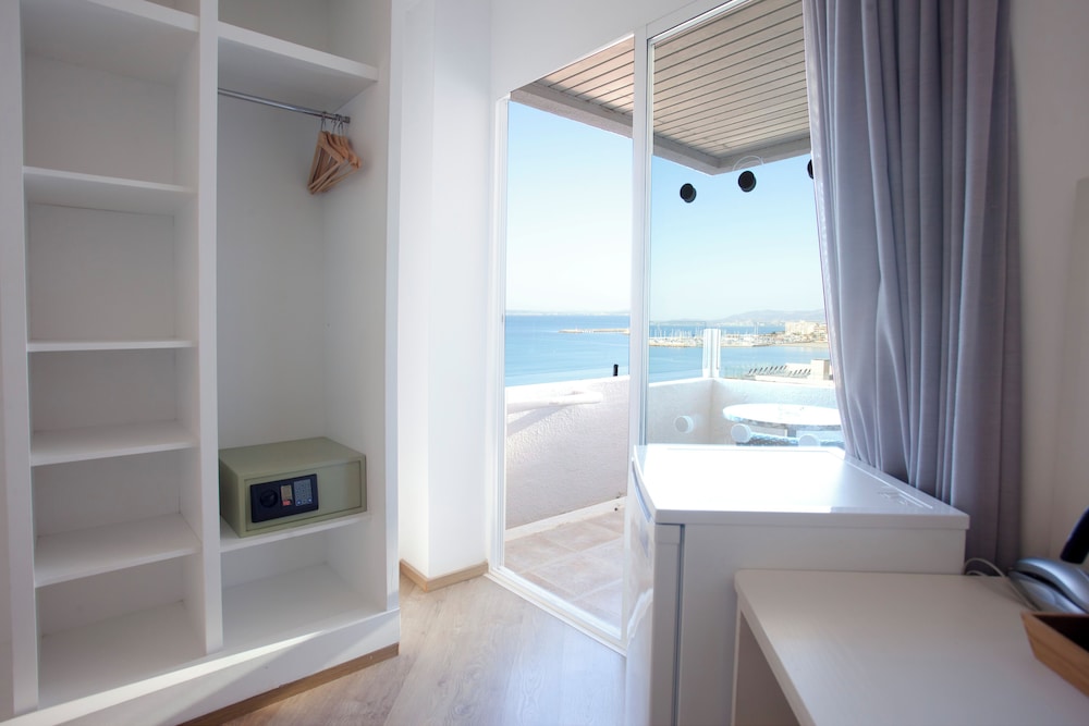 Double Room, Balcony, Sea View thumbnail 6