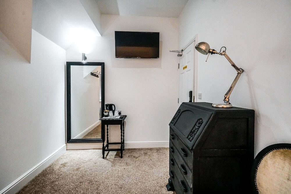 Standard Double Room, 1 Double Bed, Non Smoking, Ensuite - Photo 7