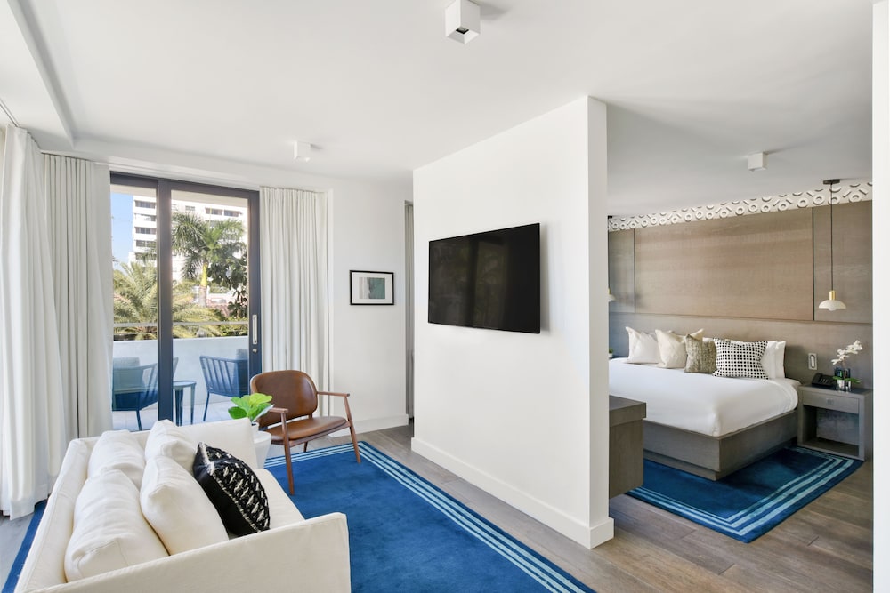 Junior Room, 1 King Bed, Balcony
