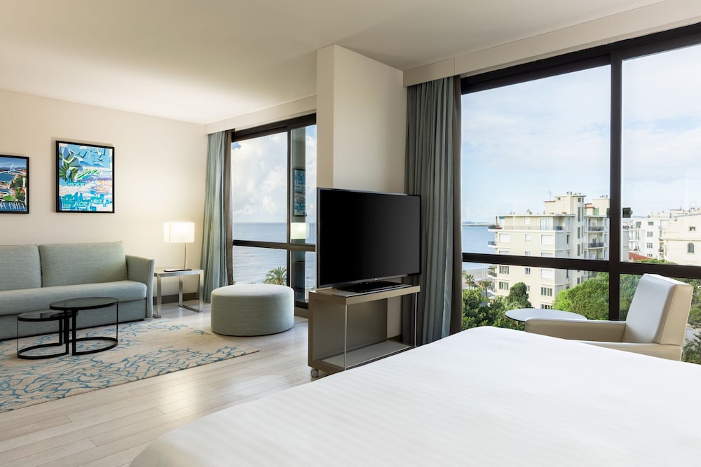 Room, 1 King Bed with Sofa bed, Sea View thumbnail 6