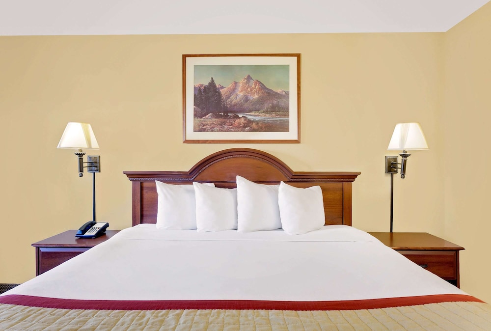 Executive Suite, 1 King Bed, Non Smoking, Pets Not Allowed photo 2