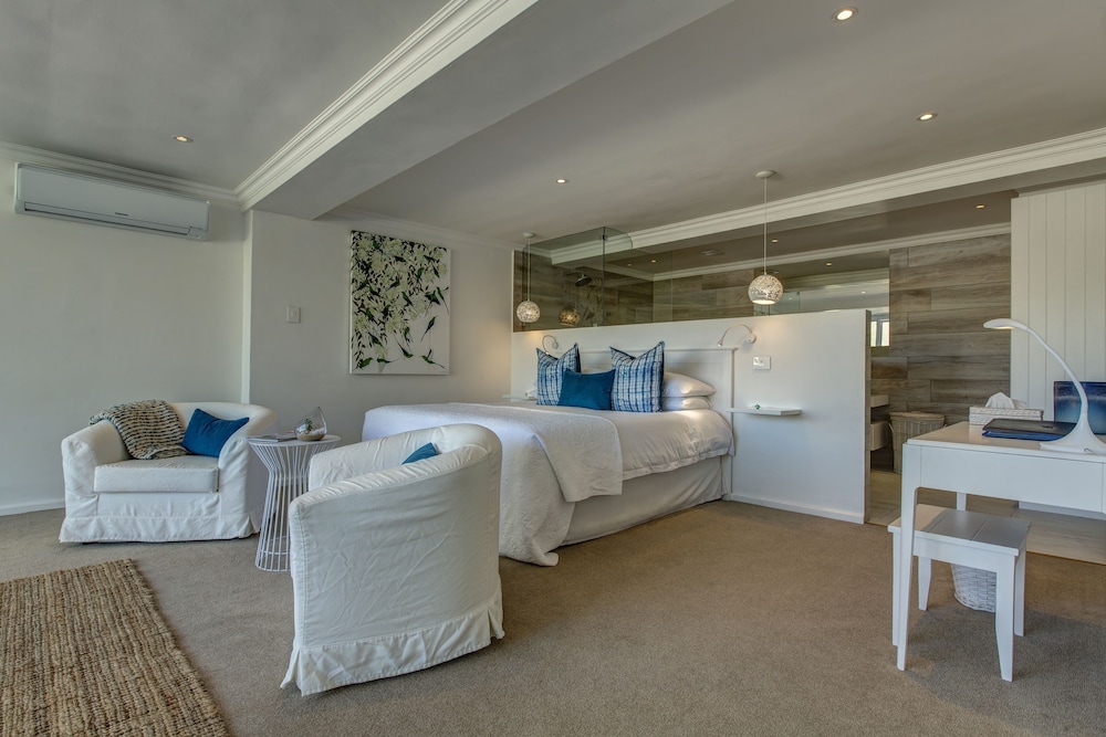 Superior Suite, 1 King Bed, Patio, Lagoon View