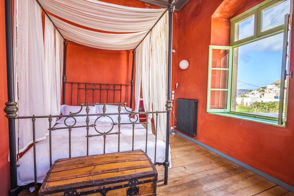 Deluxe Suite, 1 Queen Bed (Red) photo 1