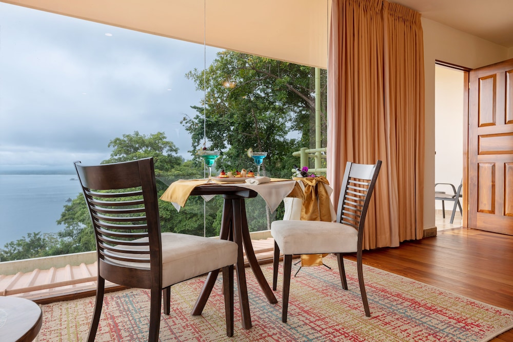 Vista Suite with Panoramic Ocean View - Photo 12