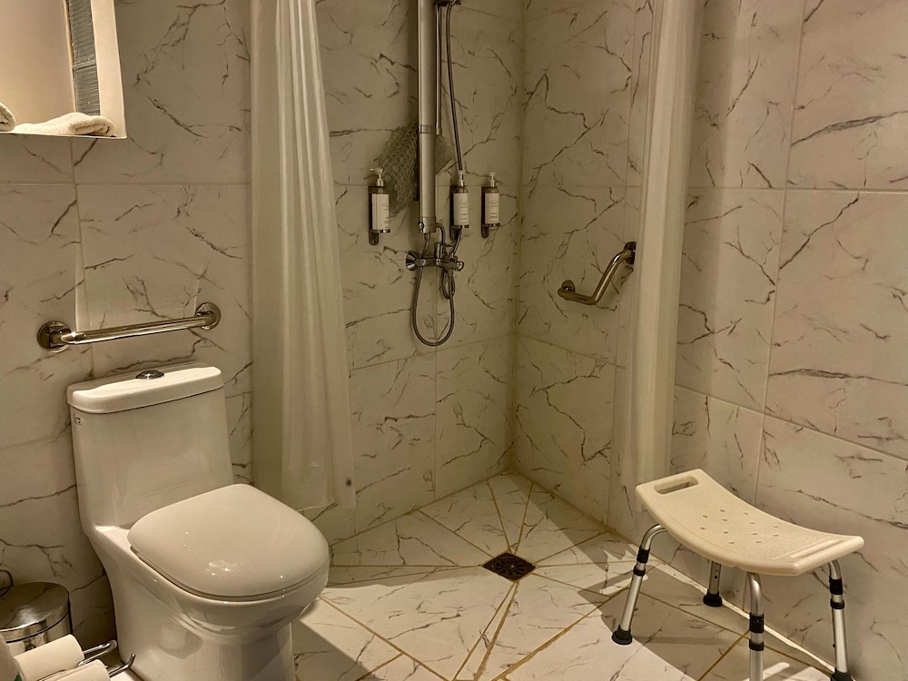A2 Executive Room, Accessible, Ground Floor, Strip Center photo 3