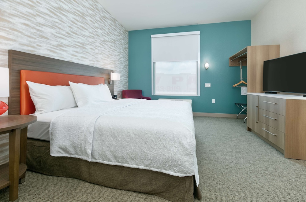Suite, 1 King Bed, Accessible (Roll In Shower) photo 2