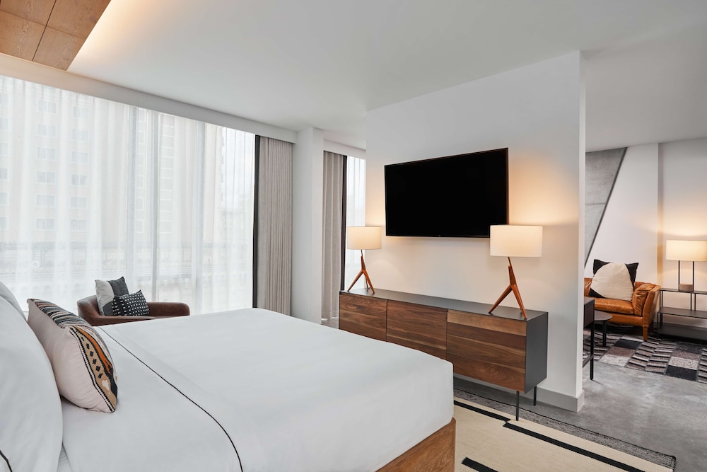 Room, 1 King Bed, Accessible (Roll-In Shower, Mobility & Hearing) - Photo 3