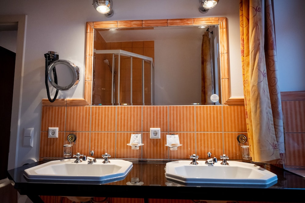 Basic Double or Twin Room, Private Bathroom