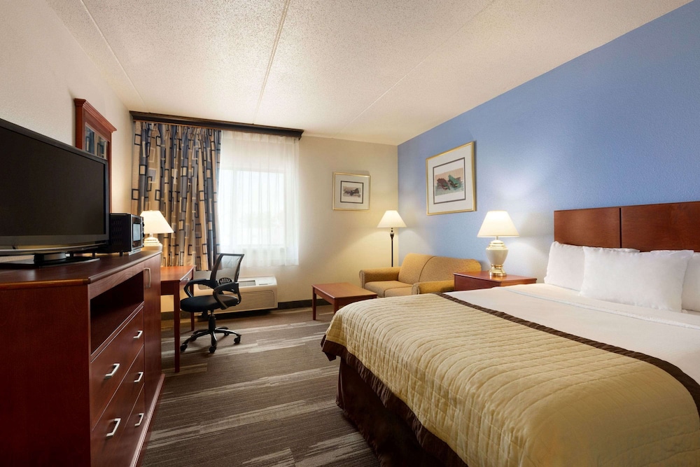 Suite, 1 King Bed, Non Smoking (2 Room) photo 3