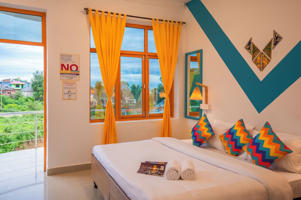 Deluxe Private Room with Premium Balcony and Ensuite Bathroom - Photo 2