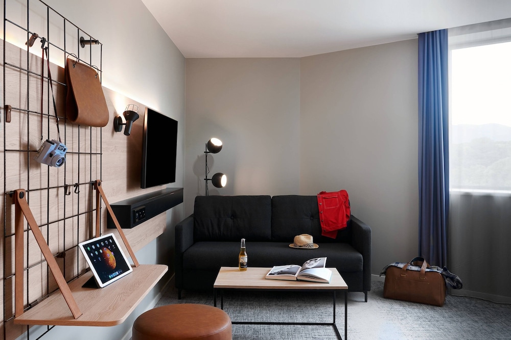Family Room, 1 Queen Bed with Sofa bed photo 2