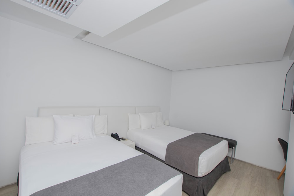 Room, 2 Queen Beds, Garden View photo 3