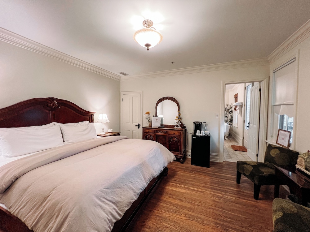 Standard Suite, 1 King Bed, Balcony photo 3
