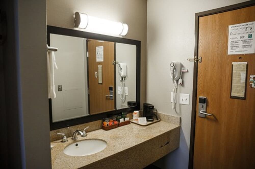 Standard Room, 2 Queen Beds, Non Smoking - Photo 4