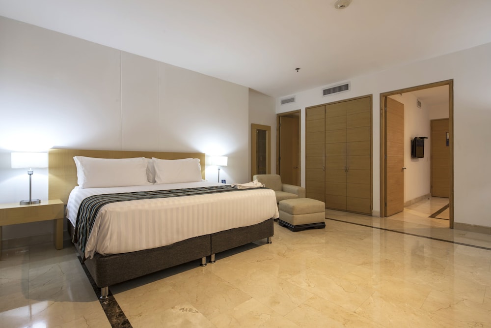 Suite - Photo 1