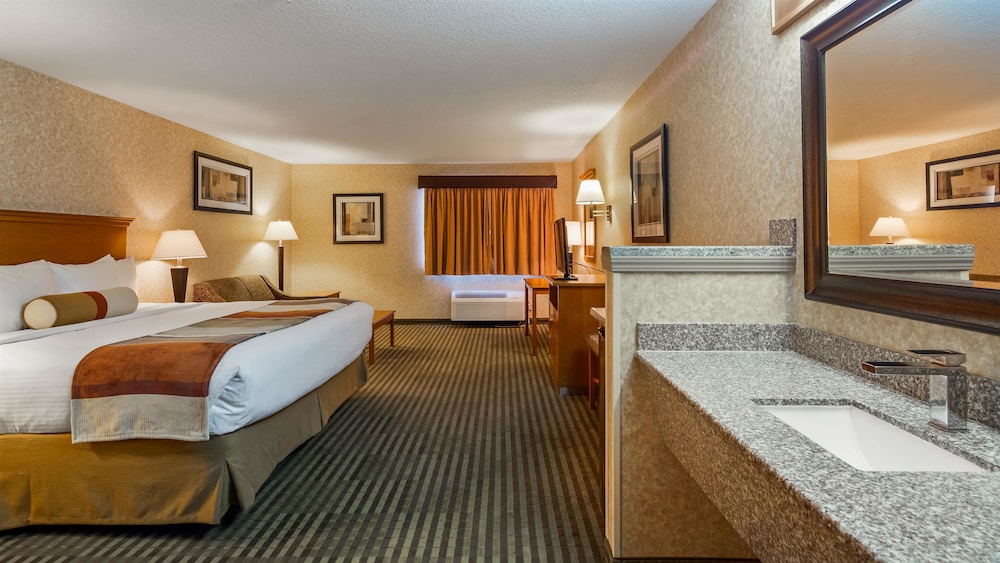 Suite, 1 King Bed, Accessible, Kitchenette (with Sofabed) photo 2