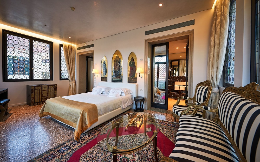 Panoramic Suite, 1 King Bed, Hot Tub, Canal View photo 1