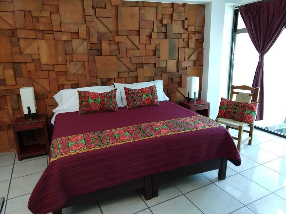 Classic Suite, 1 King Bed, Non Smoking (Roja) photo 2