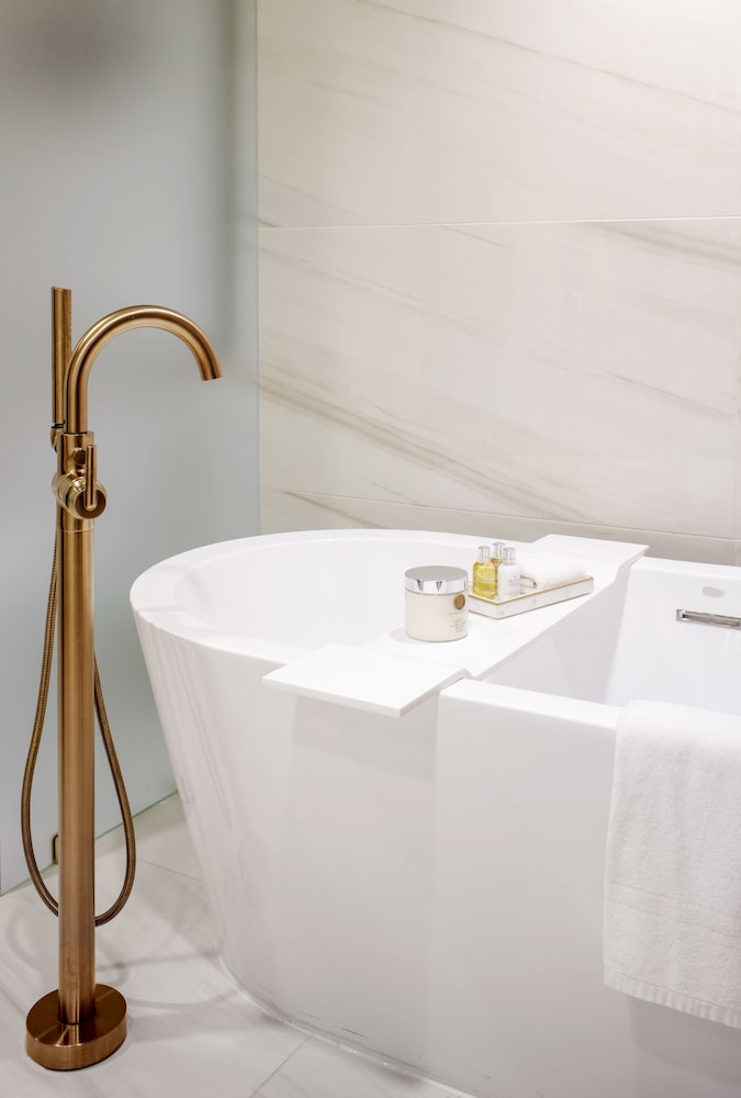 Suite (Crescent) - Photo 5