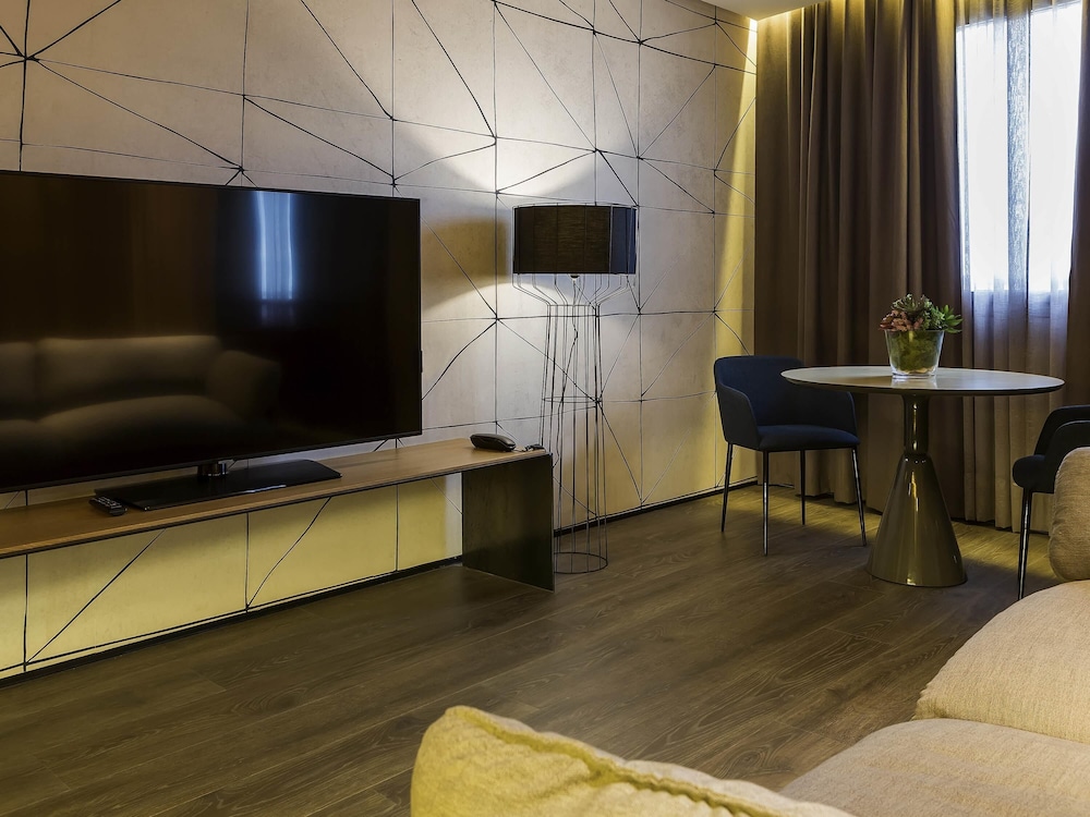 Junior Suite, 1 Queen Bed with Sofa bed thumbnail 5