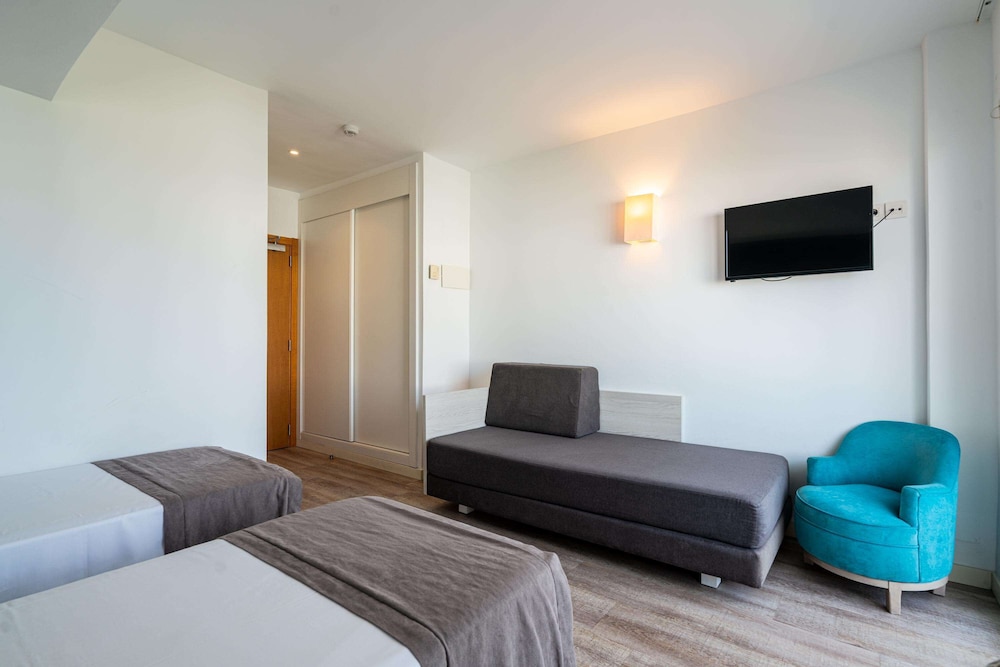Standard-Doppelzimmer, Balkon, Poolblick thumbnail 6