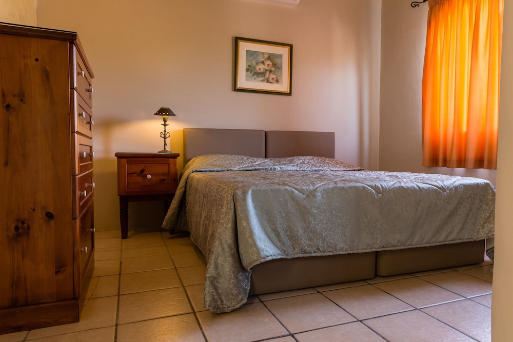 Traditional House, 3 Bedrooms, Pool View photo 1