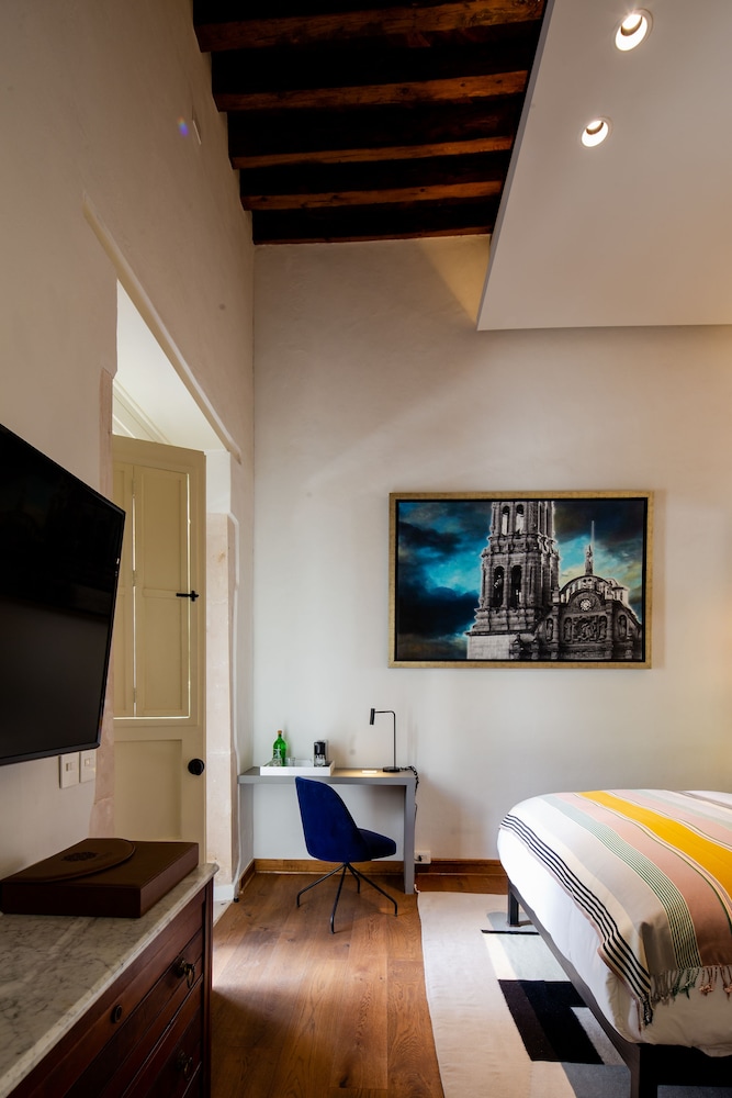 Deluxe Single Room, 1 Queen Bed photo 2
