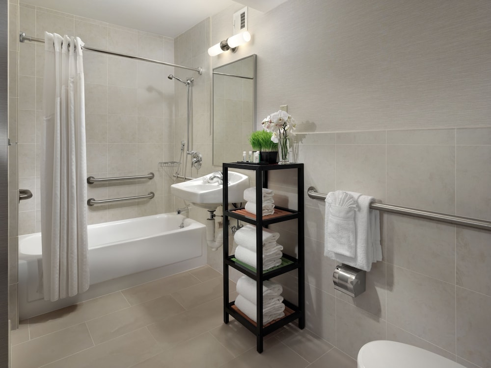 1 DBL Bed, Mobility/Hearing Impaired Access Room, Tub w/ Grab Bars, Non Smoking - Photo 5