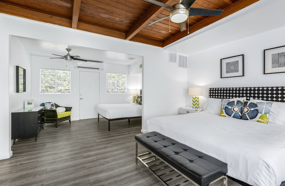 Deluxe Double Room, 1 King and 1 Queen photo 2