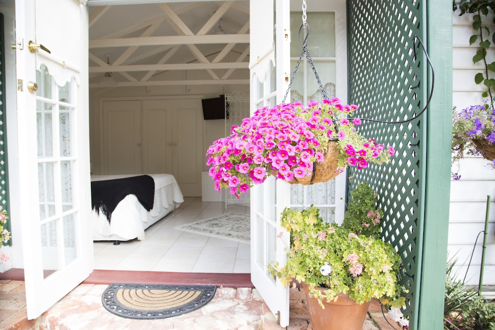 The Summer House & cooked gourmet breakfast- King bed with ensuite and 2 person Spa photo 3
