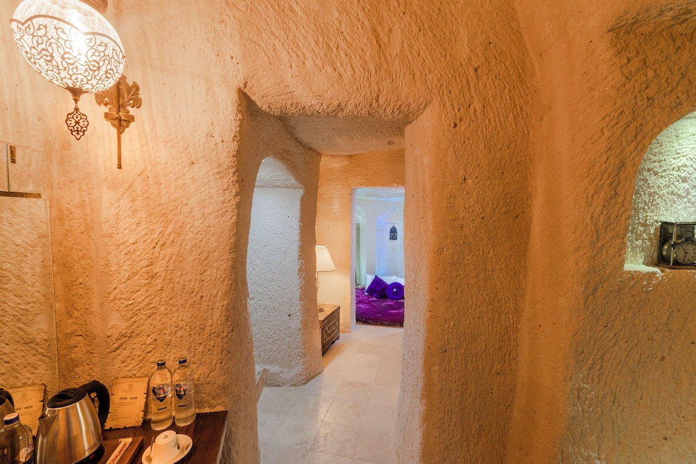 Queen Cave Suite with Stone Bathtub - Photo 22